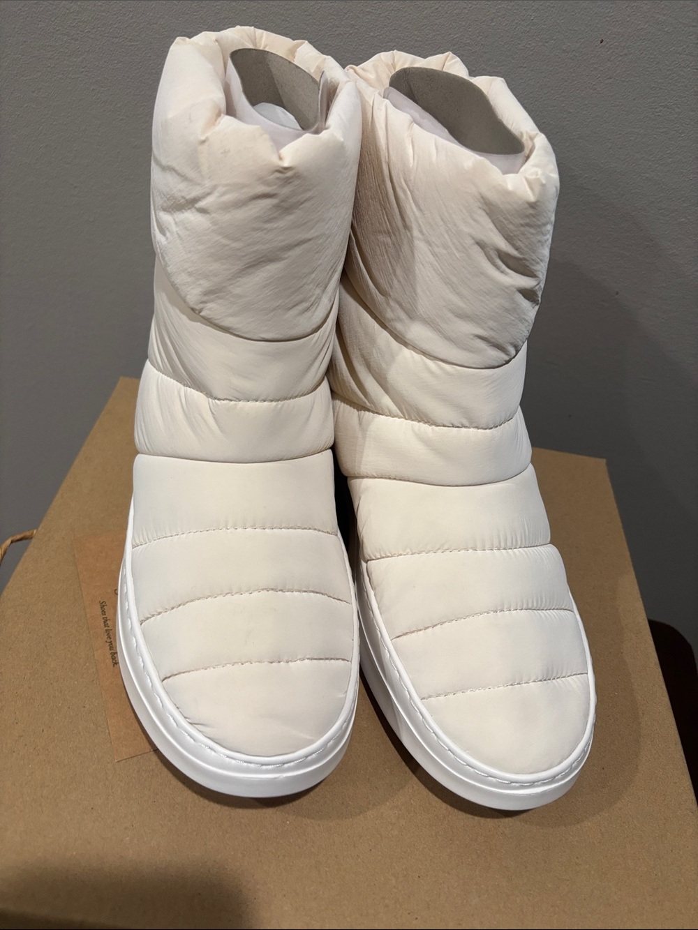 Gentle Souls by Kenneth Cole Women's Rosette Puff Boots in off white 9.5Med